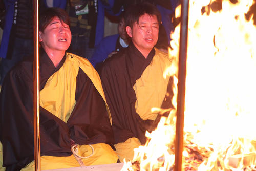 護摩行に取り組む広島会沢翼（左）と石原慶幸（2018年1月11日撮影）