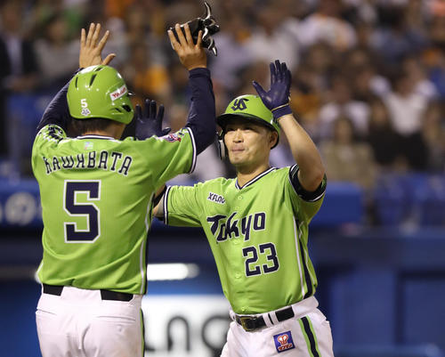 ヤクルト対巨人　3回裏ヤクルト無死一塁、2点本塁打を放ち、川端（左）とタッチを交わす青木（撮影・狩俣裕三）
