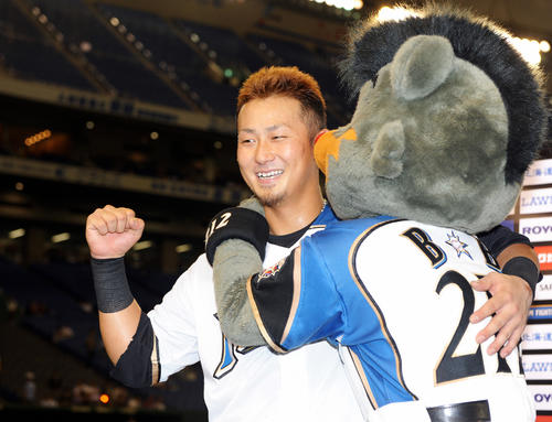 球団マスコットのB・Bに抱きつかれ、笑顔を見せる23歳の中田翔（2012年9月4日撮影）