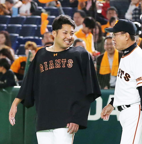今季初勝利を挙げた今村（左）は原監督に声を掛けられ笑顔を見せる（撮影・河野匠）
