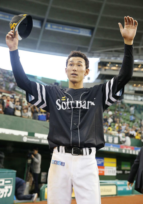 西武対ソフトバンク 試合後、ファンの声援に応える三森(2019年4月21日撮影)