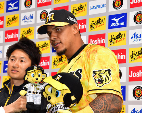 阪神対広島 お立ち台でヒーローインタビューを受けるマルテ(撮影・清水貴仁)