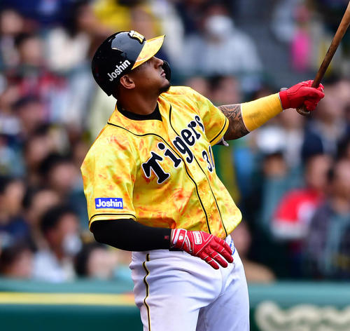 阪神対広島 6回裏阪神1死、左中間へ来日1号本塁打を放つマルテ(撮影・清水貴仁)