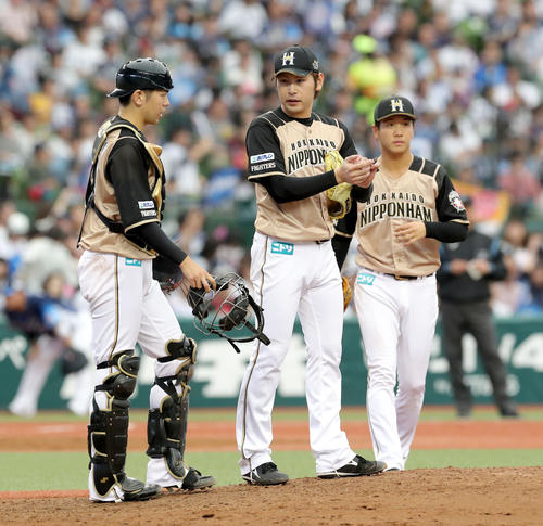 西武対日本ハム　マウンド上の日本ハム加藤に歩み寄る清水（左）（撮影・佐藤翔太）
