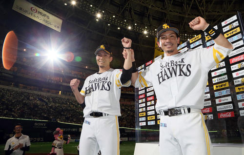 ソフトバンク対オリックス お立ち台で笑顔を見せる千賀(左)と松田宣(撮影・栗木一考)
