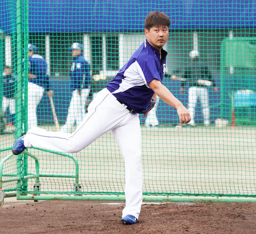 マウンドの傾斜を利用し投球練習をする松坂大輔(2019年4月29日撮影)