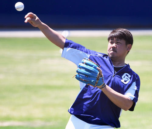 キャッチボールを行う松坂大輔(2019年5月4日撮影)