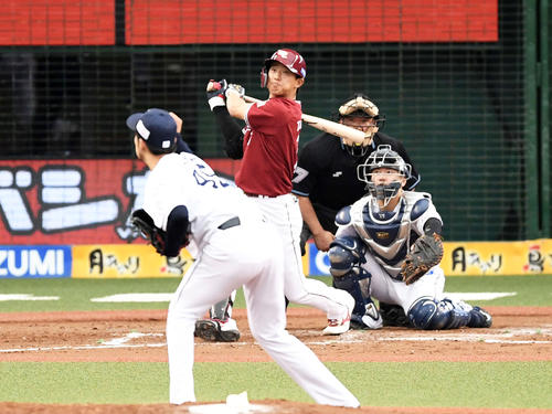 3回表楽天2死、中越えにプロ初本塁打を放つ辰己。投手本田（撮影・鈴木みどり）
