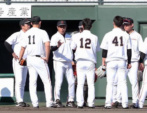 投手陣を集めミーティングを行う宮本和知コーチ（左から3人目）（2019年4月15日撮影）
