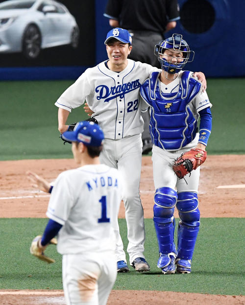 中日対広島　完封勝利の大野雄（中央）は捕手加藤と肩を組んで笑顔を見せる（撮影・前岡正明）