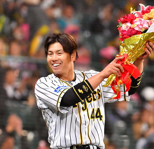 阪神対DeNA　8回裏阪神2死一、二塁、右中間へ二塁打でサイクル安打を達成し笑顔を見せる梅野（2019年4月9日撮影）
