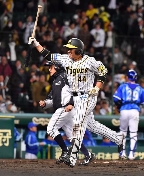 阪神対DeNA　8回裏阪神2死一、二塁、右中間へ二塁打を放ち、サイクル安打を達成した梅野は笑顔でベンチへ戻る（2019年4月9日撮影）