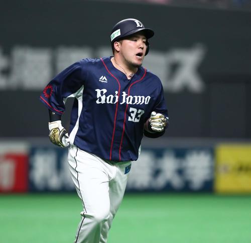 日本ハム対西武 3回表西武1死二塁、左越えに通算100号の2点本塁打を放つ山川(撮影・黒川智章)