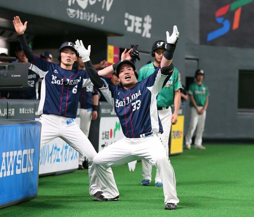 日本ハム対西武 3回表西武1死二塁、左越えに通算100号の2点本塁打を放ち「どすこいポーズ」の山川。左は源田(撮影・黒川智章)