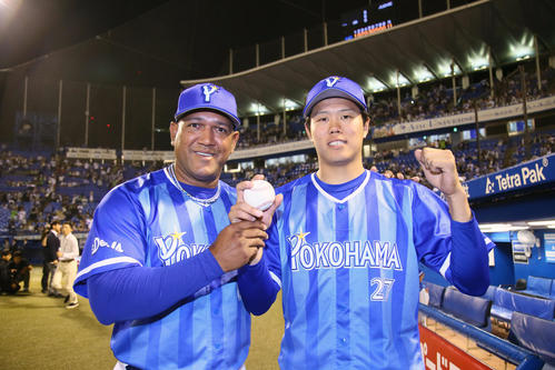 ヤクルト対DeNA　プロ初勝利を挙げたDeNA上茶谷（右）はラミレス監督と勝利球を手に笑顔を見せる（撮影・足立雅史）