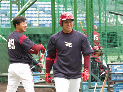 打撃練習の合間に談笑する小郷裕哉(右)と渡辺佳明(2019年3月6日撮影)