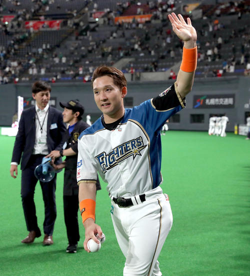 日本ハム対楽天　試合終了後、ファンの声援に応える日本ハム杉谷（撮影・佐藤翔太）