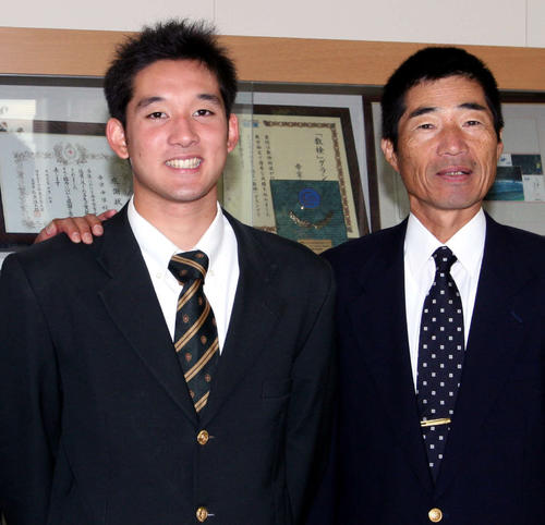 帝京時代の杉谷（左）と前田監督