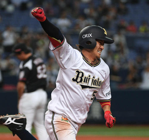 オリックス対ロッテ　9回裏オリックス2死満塁、小田はサヨナラ打を放ちガッツポーズ（2019年5月22日）