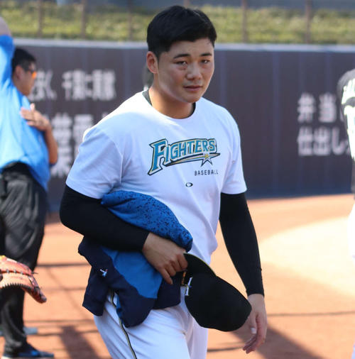 球場でのリハビリを終え引き揚げる日本ハム清宮（2019年3月13日撮影）