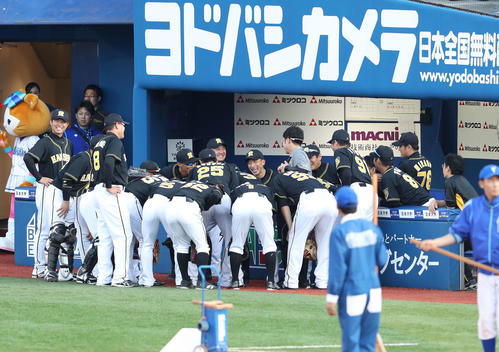 試合前の円陣で笑顔を見せる阪神矢野監督（中央）（2019年4月25日撮影）