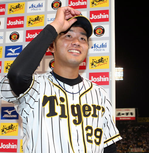 阪神対巨人　ヒーローインタビュー後、ファンの声援に応える高橋遥（撮影・狩俣裕三）
