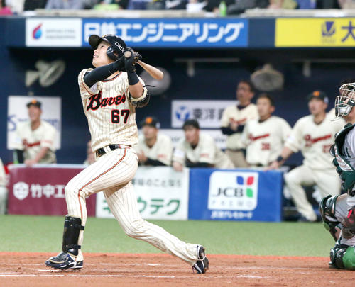 オリックス対ソフトバンク　5回裏オリックス2死一、二塁、中川は中前適時打を放つ（2019年5月28日撮影）