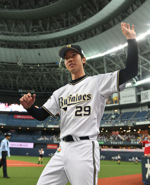 オリックス田嶋は1年ぶりの勝利を挙げファンの声援に応える(撮影・渦原淳)