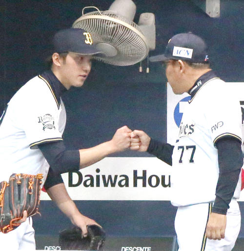 オリックス西村監督(右)は降板した田嶋とグータッチ(撮影・上山淳一)