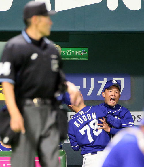 8回、審判に向かってさけぶ中日波留コーチ（撮影・栗木一考）