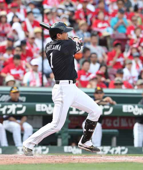 広島対ソフトバンク　5回表ソフトバンク1死二塁、内川は左に勝ち越しとなる適時二塁打を放つ（撮影・梅根麻紀）
