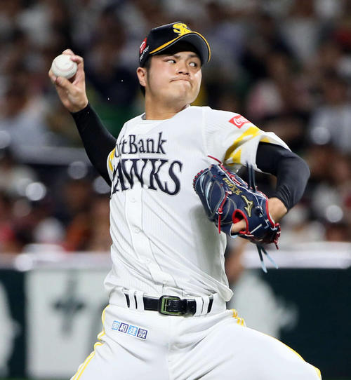 2番手で登板する甲斐野（撮影・栗木一考）