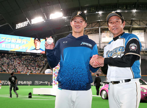 プロ初登板初勝利を飾り栗山監督に祝福される吉田輝（撮影・黒川智章）