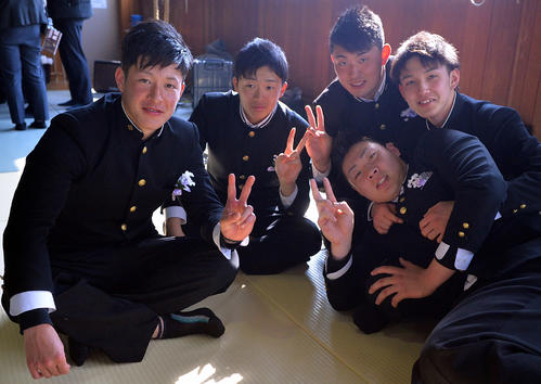 卒業式後ピースサインで笑顔を見せる日本ハム日本ハム吉田輝星（左端）。左から大友朝陽、高橋佑輔、JR秋田・菅原天空、打川和輝（2019年3月2日撮影）