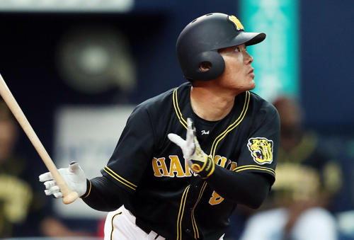 オリックス対阪神　9回表阪神2死一、二塁、同点となる中越え2点適時二塁打を放つ福留（撮影・前田充）