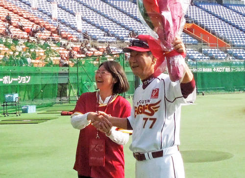 倉敷の伊東市長から花束を受け取り、スタンドの声援に応える楽天星野監督（2013年11月8日撮影）