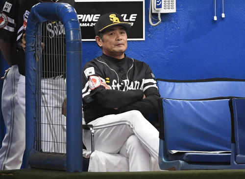 険しい表情で試合を見つめるソフトバンク工藤監督（撮影・鈴木みどり）