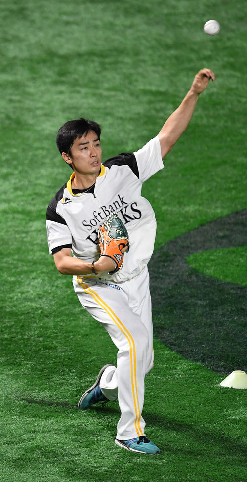 外野でキャッチボールをする和田（撮影・今浪浩三）