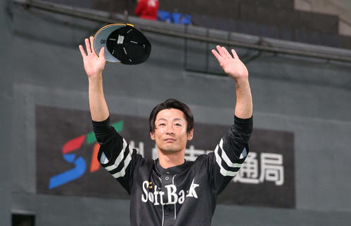 猛打賞の明石は試合後、スタンドの声援に応える(撮影・黒川智章)