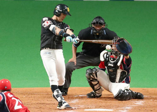 5回表ソフトバンク無死満塁、高田は中前2点適時打を放つ（撮影・黒川智章）