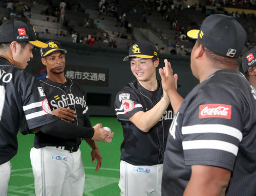 日本ハム対ソフトバンク　ソフトバンク甲斐野（左）からウイニングボールを渡される高橋純（撮影・佐藤翔太）