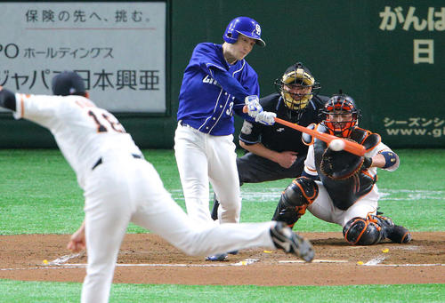 巨人菅野（左）から右前打を放つ中日渡辺（2019年5月1日撮影）