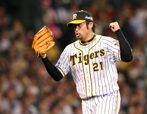 阪神対広島　6回表広島2死一、二塁、岩田稔は小窪哲也を右飛に仕留めガッツポーズする（撮影・上山淳一）