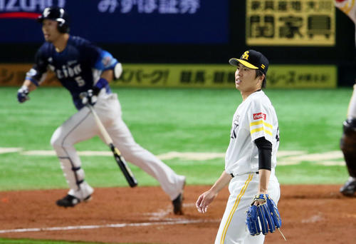 5回表西武2死一、二塁、外崎に勝ち越し2点適時三塁打を浴びるソフトバンク田中（撮影・栗木一考）