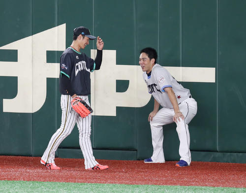 試合前、言葉を交わす阪神近本（左）と西武秋山（撮影・前田充）