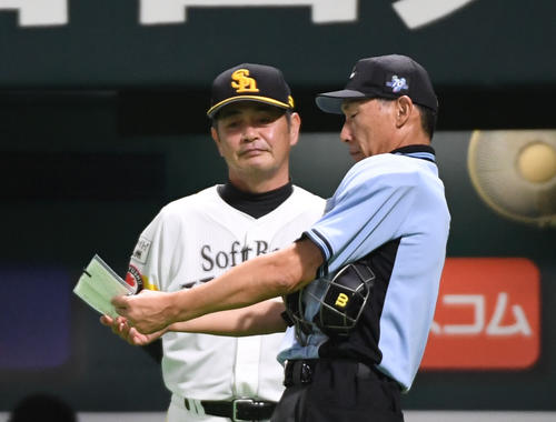 投手交代を告げる工藤監督（撮影・今浪浩三）