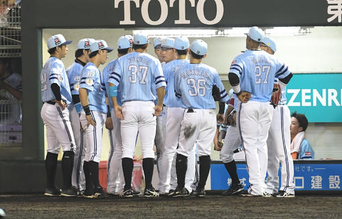 5回、円陣を組むソフトバンクナイン（撮影・今浪浩三）
