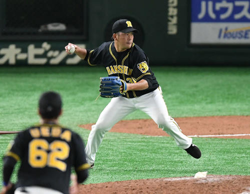 巨人対阪神　10回裏巨人無死一、二塁、田中俊のバントゴロを捕球して三塁へ送球して封殺する高野（2019年7月27日）