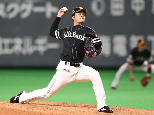 8回から登板したソフトバンク甲斐野（撮影・黒川智章）