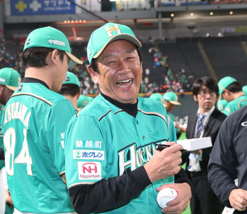 日本ハム対オリックス　試合後、笑顔でボールにサインする栗山監督（撮影・黒川智章）